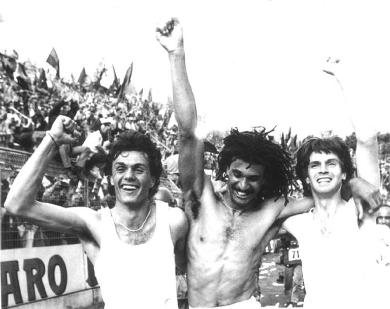 15 maggio 1988: il Milan di Arrigo Sacchi è campione d’Italia. Paolo Maldini festeggia allo stadio Sinigaglia di Como il suo primo scudetto. Accanto a lui Ruud Gullit e Filippo Galli